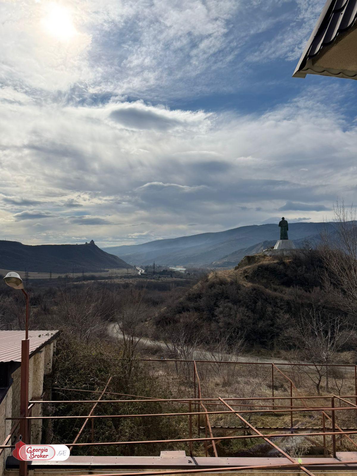 продается дом с новым ремонтом 15-комнат